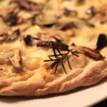 Pizza Bianca mit Steinpilzen, Taleggio, Rosmarin