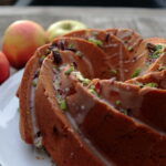 Pistazienrührkuchen mit Apfel
