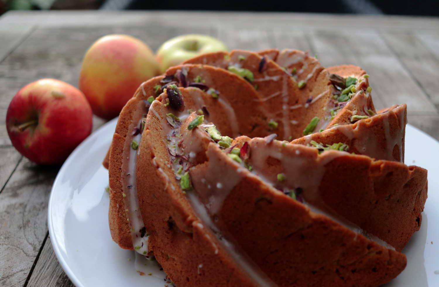 Pistazienrührkuchen mit Apfel