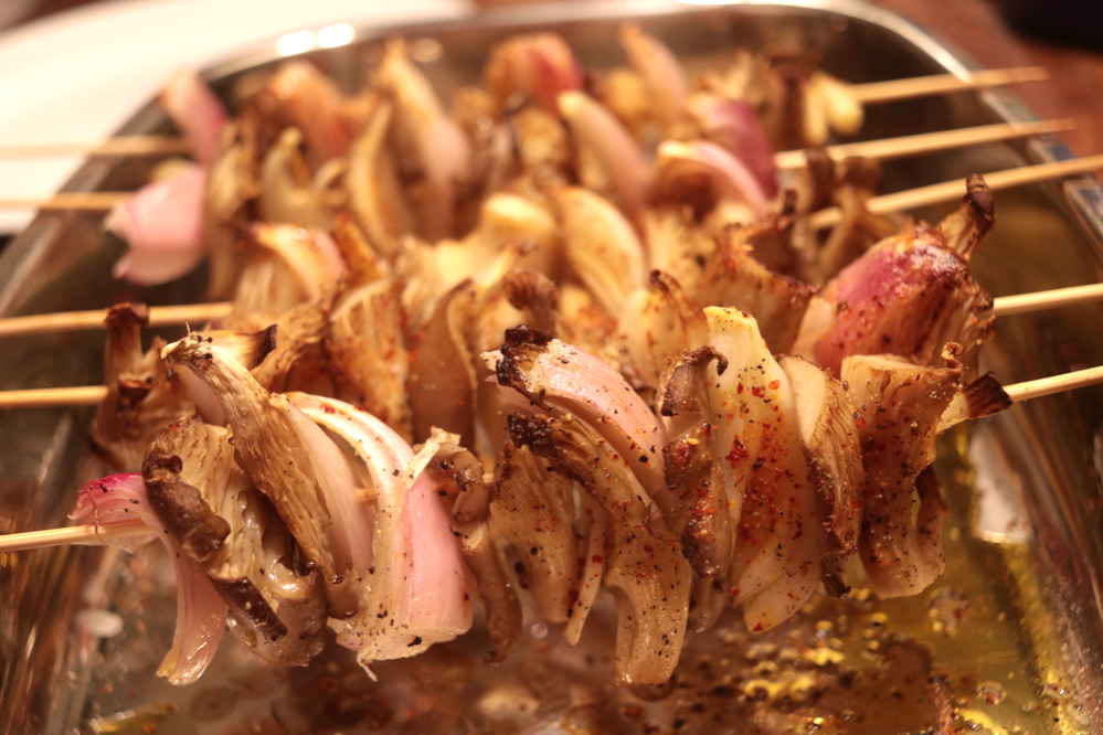 Austernpilze und Tropeazwiebeln mit Rub mariniert am Spieß