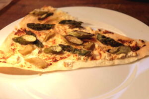 Knuspriger Flammkuchen mit grünem Spargel, Rhabarber und Ziegenkäsecreme