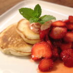 Kleine Pfannkuchen mit marinierten Erdbeeren und Erdbeerbutter