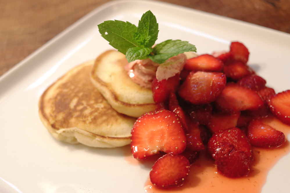 Kleine Pfannkuchen mit marinierten Erdbeeren und Erdbeerbutter