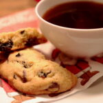 Softer Cookie mit Sauerkirschen und Schokostückchen