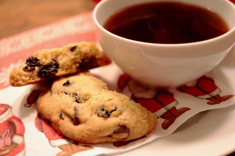 Softer Cookie mit Sauerkirschen und Schokostückchen