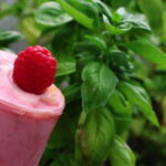 Himbeereis in der Pop-Up-Form mit Himbeere