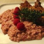 Himbeerrisotto mit knusprig in Nuss panierten Lammkoteletts