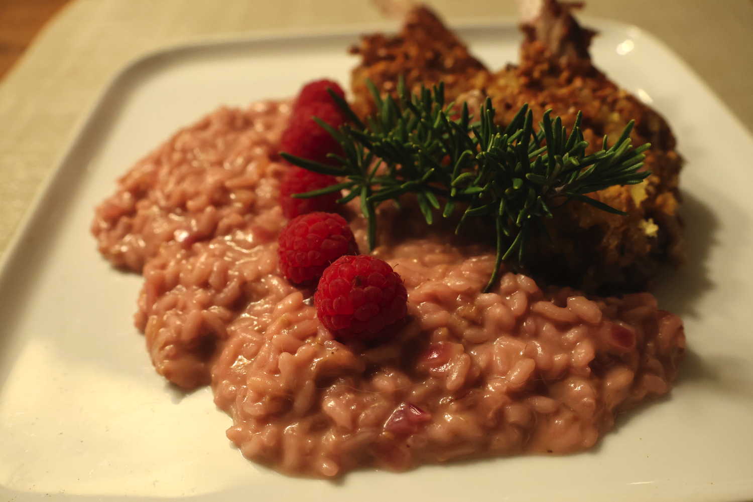 Himbeerrisotto mit knusprig in Nuss panierten Lammkoteletts
