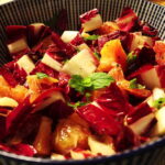 Satt violetter Radicchio Treviso mit Blutorange in Blauer Schüssel