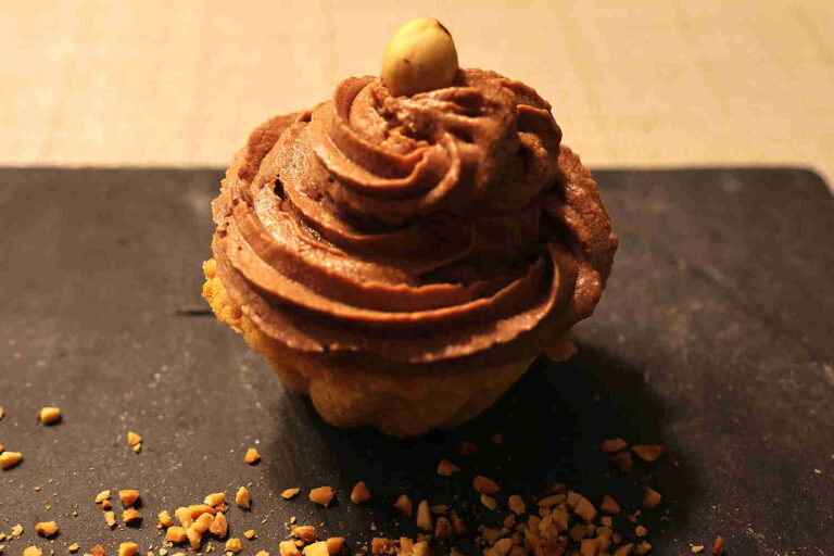 Haselnusstörtchen mit aufdressierter Haselnussbuttercreme