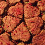 Kreisförmig arrangiertes Himbeergebäck mit rosafarbener Glasur