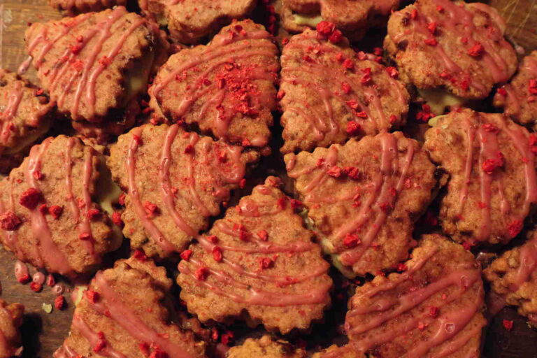 Kreisförmig arrangiertes Himbeergebäck mit rosafarbener Glasur