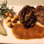 Rinderrouladen mit Birnen, Haselnuss und Gorgonzola gefüllt mit Rosmarin-Birnensauce