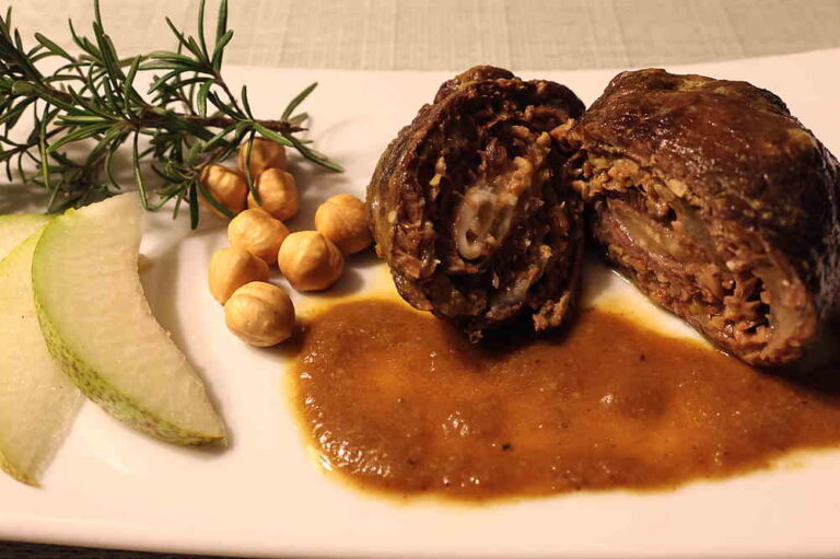Rinderrouladen mit Birnen, Haselnuss und Gorgonzola gefüllt mit Rosmarin-Birnensauce