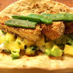 Fladenbrot mit Ananasrelish, Sesam panierten Paneer-Sticks und gebratenen Zuckerschoten gefüllt