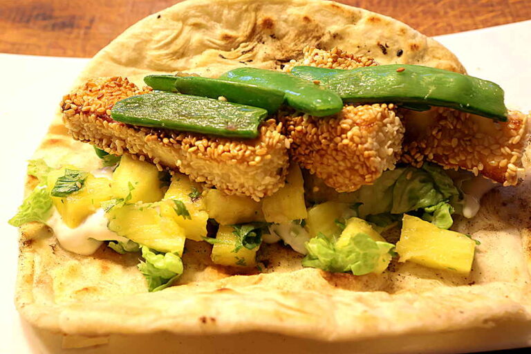 Fladenbrot mit Ananasrelish, Sesam panierten Paneer-Sticks und gebratenen Zuckerschoten gefüllt