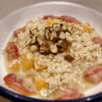 cremiger Gorgonzolarisott mit Mandarinenstückchen, Haselnüssen und Speck