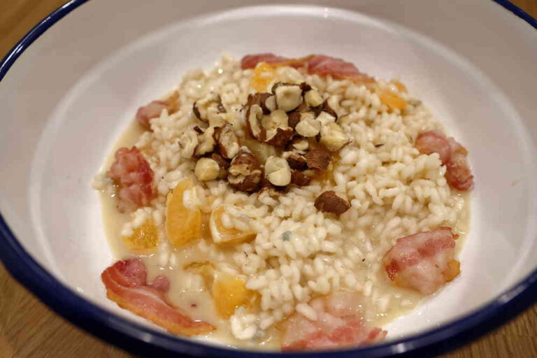 cremiger Gorgonzolarisott mit Mandarinenstückchen, Haselnüssen und Speck